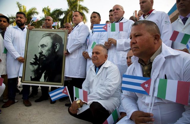 Doktor, Pakar Perubatan Sukarela Dari Cuba Dihantar Ke Itali, Di Sambut Bagai Wira (VIDEO)